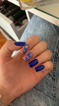 Realizez unghii cu gel